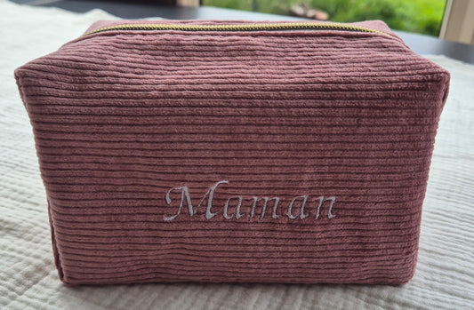 Trousse de toilette "La Omi Maman" – Taille S – Brodée main – Pièce Unique
