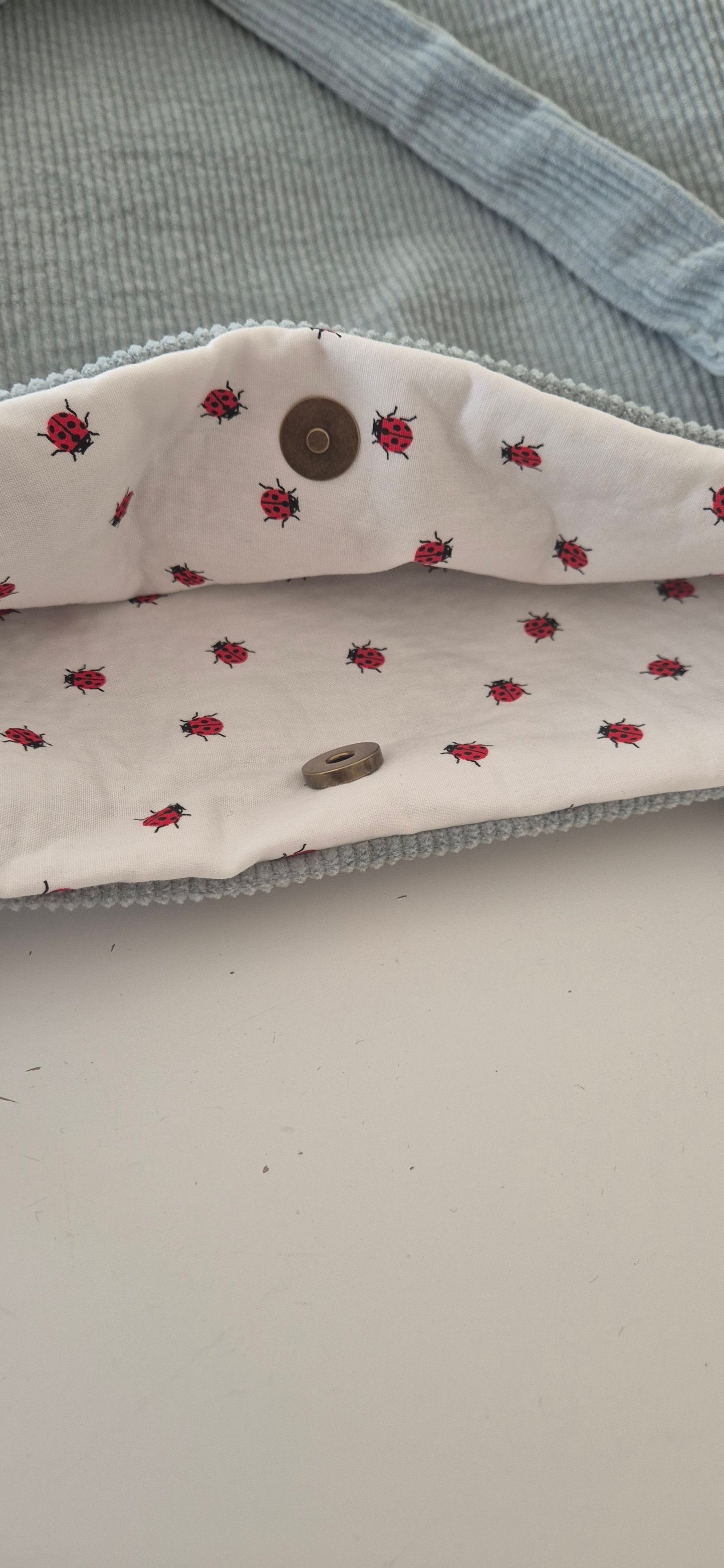 Tote bag Kyoto Jaspe, intérieur doublure coton imprimé coccinelles sur fond blanc et fermoir magnétique bronzeé