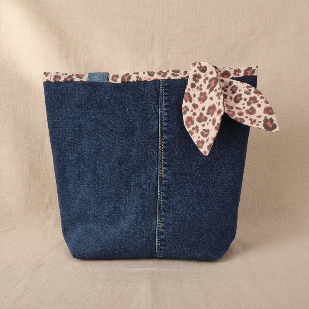 Le Sac Lou - tote bag en jean upcyclé avec finitions léopard, vue de face avec anses