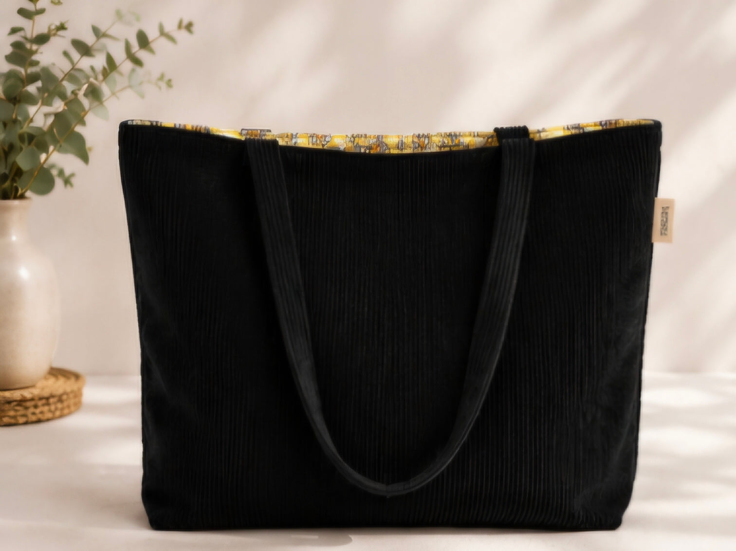 Tote bag Kyoto Jaspé en velours côtelé noir, vue de côté